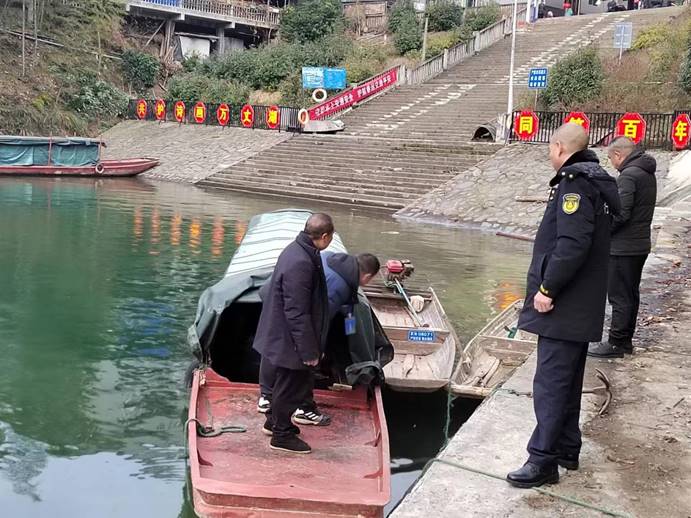春运第一天,芷江水运事务中心执法人员去碧涌大垅进行安全巡查,确保水上交通安全! (4)